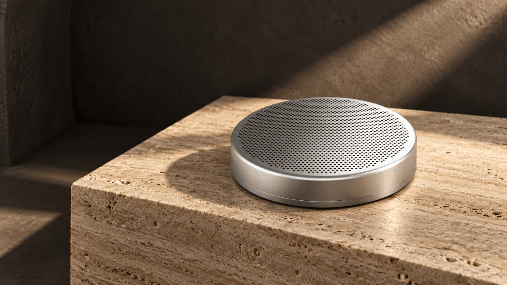 Sono posé sur un bloc de travertine